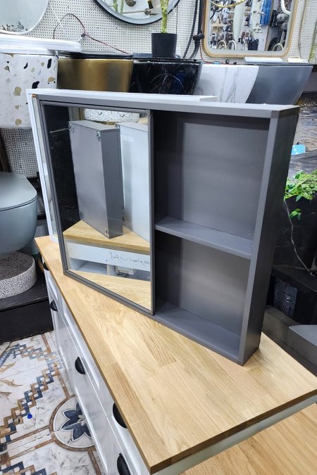 خزانة حمام معدنية باللون الرمادي مع مرآة أمامية